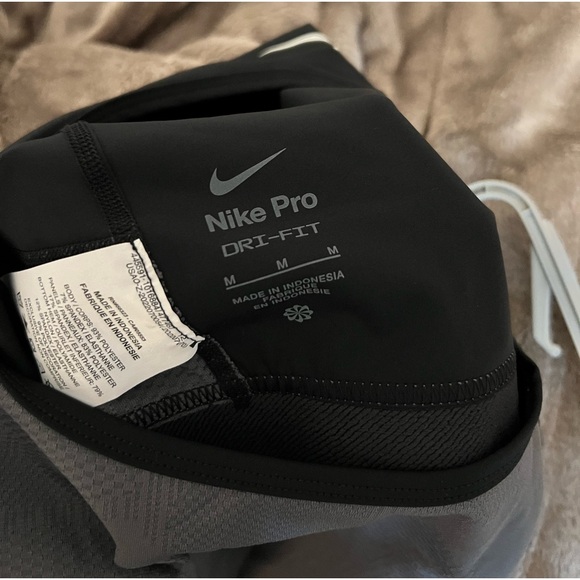 Nike Pro top - Picture 3 of 3